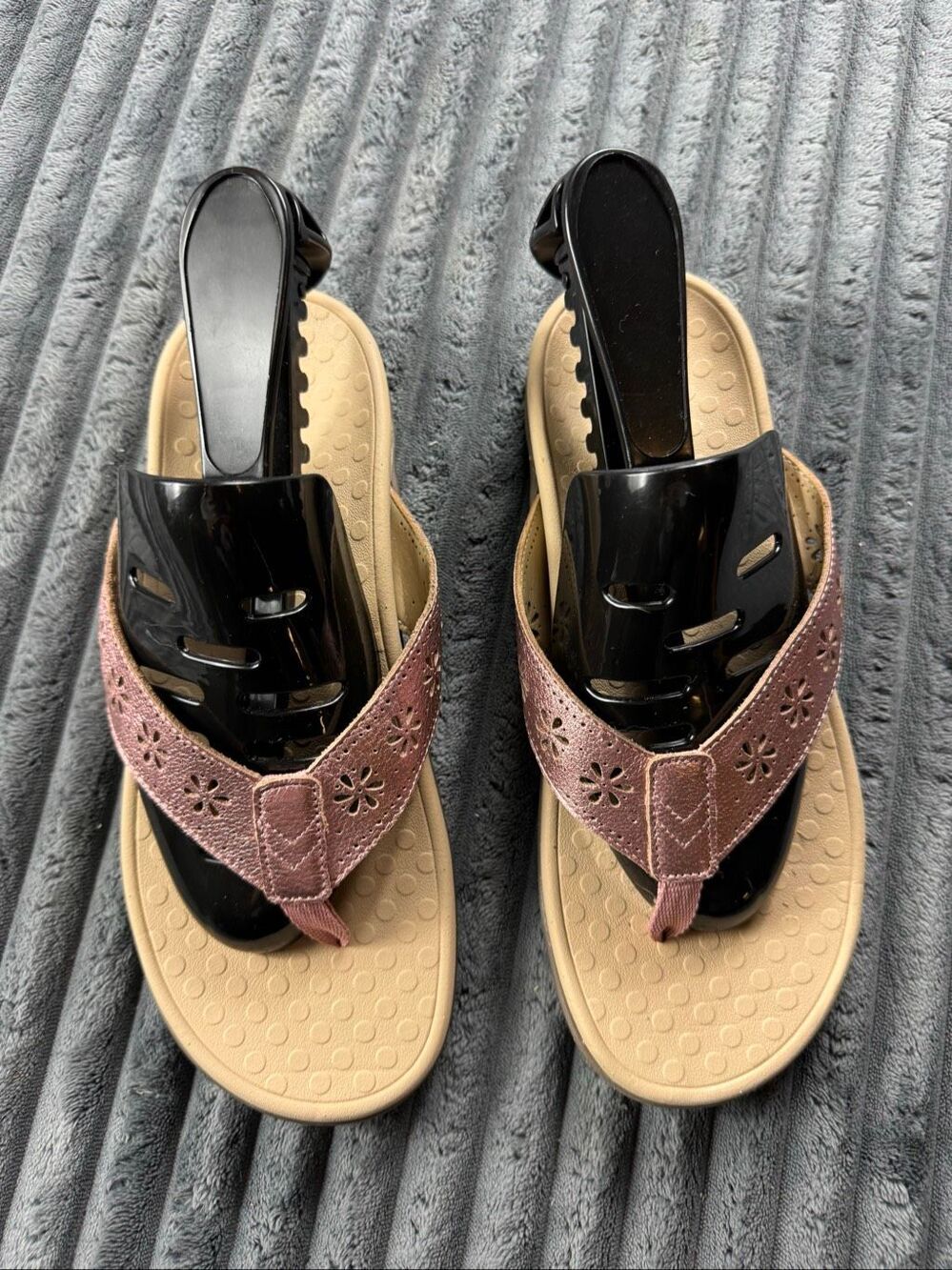 New Vionic Aliza Womens Laser Cut Metallic Pink Thong Sandals Flip Flops Size 8.
